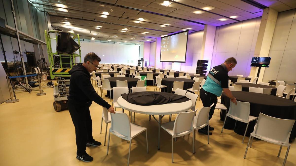 Preparativos en el interior del Palacio de Congresos de la Expo, en Zaragoza, sede del evento, este martes.