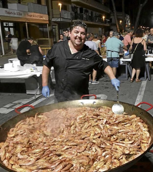 Unas mil personas comen más de 300 kilos de gambas