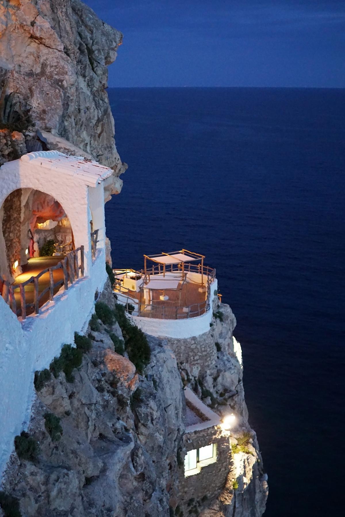 Arquitectura exterior y diseño de 'Cova d'en Xoroi (Cala'n Porter)'