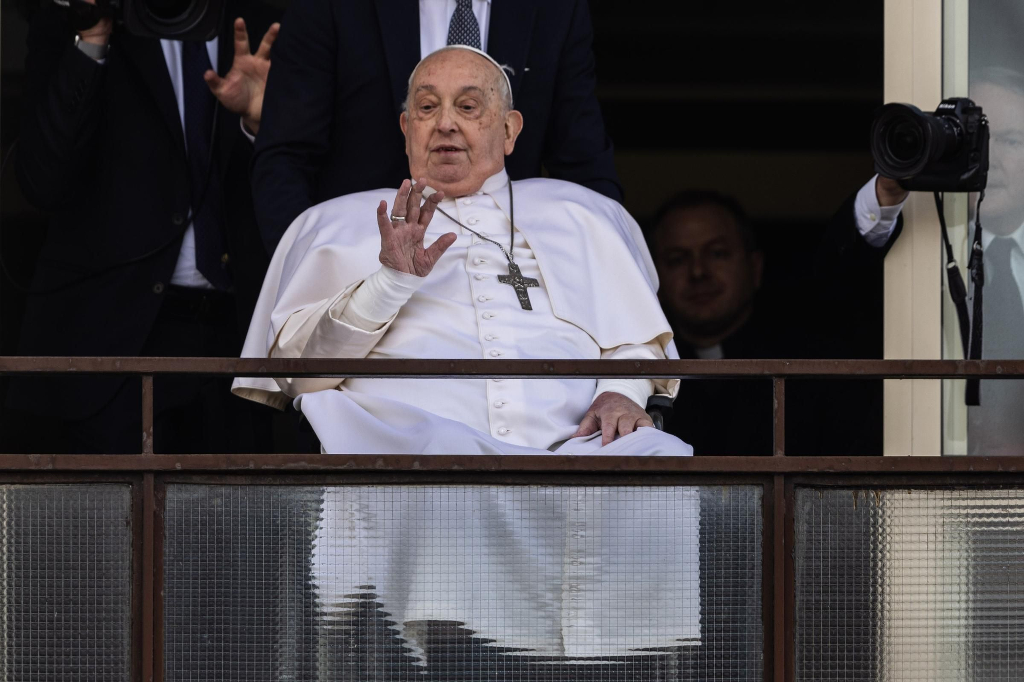El Papa saluda a los fieles desde un balcón del Hospital Gemelli de Roma tras recbir el alta hospitalaria, el 23 de marzo de 2025. Foto: Oliver Weiken/dpa