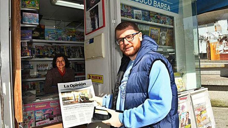 Un lector compra, ayer, LA OPINIÓN en el quiosco de la plaza de España.