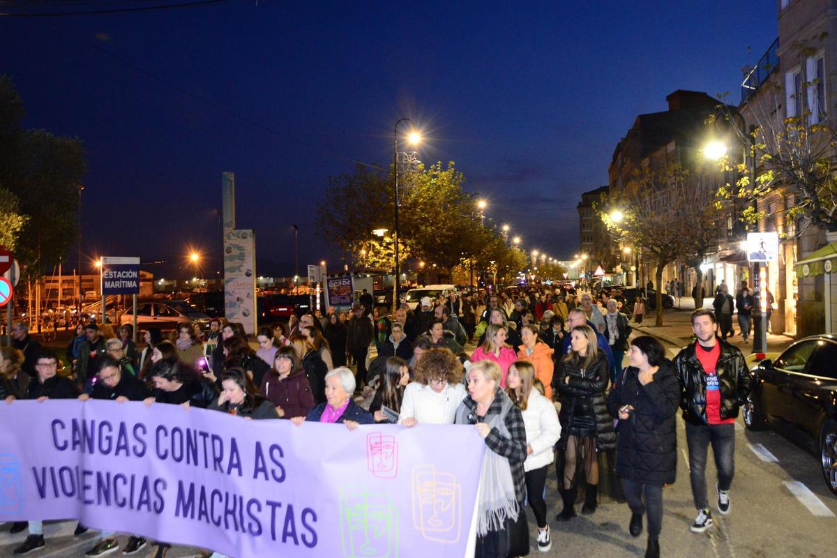 Representantes políticas y sociales encabezaron la manifestación que recorrió ayer por la tarde el centro urbano de Cangas.  // G.Núñez