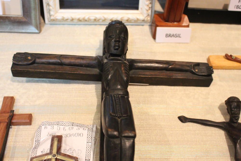 Cruz con cristo negroide de Zimbabue