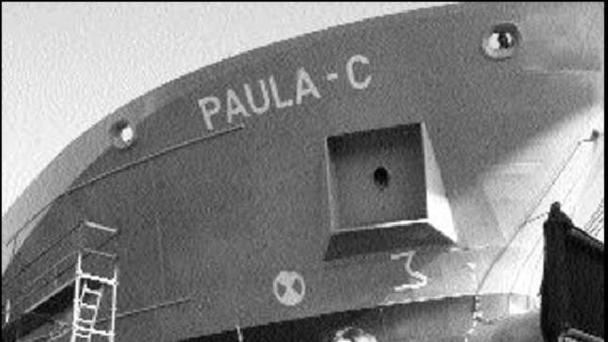 La madrina Paula Freire ante el buque &quot;Paula C&quot;, botado ayer. / TONY DE LIS