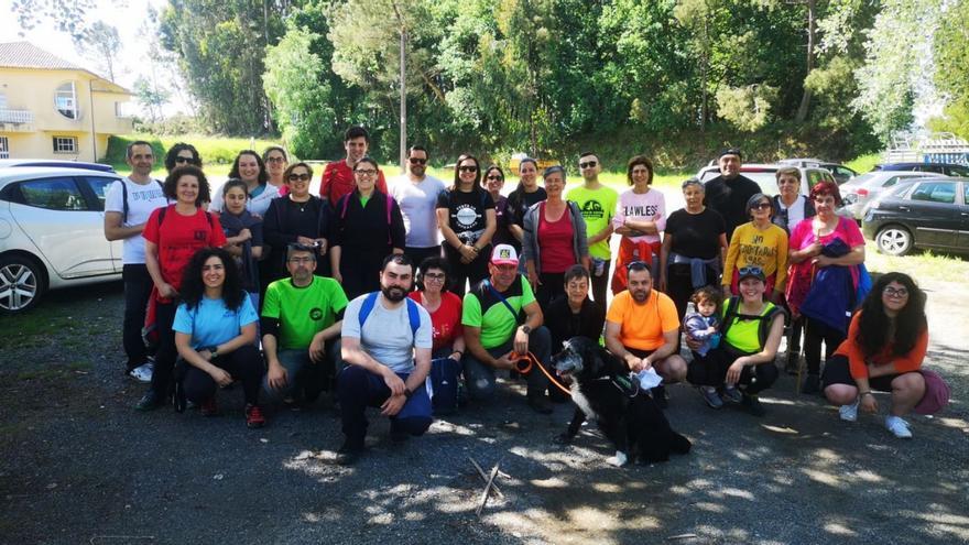 Arriba, participantes na camiñata de onte en Ponte. Abaixo, alumnado de Oca.