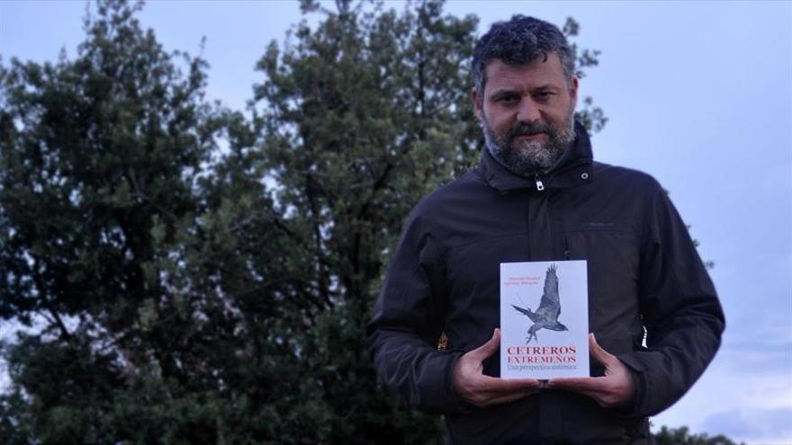 Un libro analiza el estado de la cetrería en Extremadura