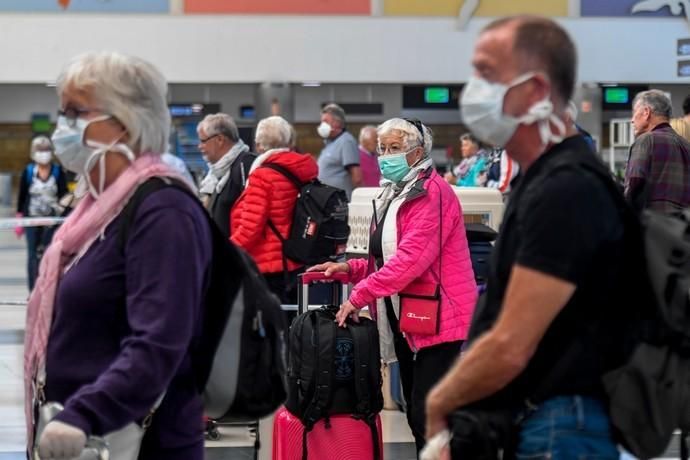 26-03-20  GRAN CANARIA. AEROPUERTO DE GRAN CANARIA. INGENIO TELDE. . Efecto del Covid-19 en el Aeropuerto de Gran Canaria, plataforma de aparcamiento de aviones vacía, últimos turistas y últimos en llegar.  Fotos: Juan Castro.