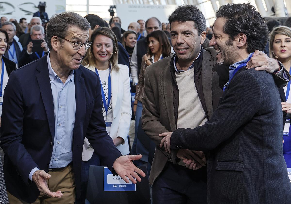 Alberto Núñez Feijóo saluda a Carlos Mazón, y al portavoz del comité de campaña del PP, Borja Semper, este sábado.