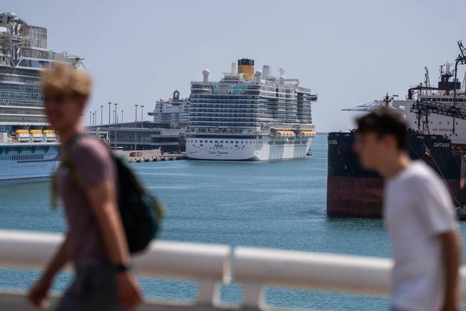 Barcelona consensúa la subida del recargo a los cruceristas y deja en el aire el incremento del IBI a 208 hoteles