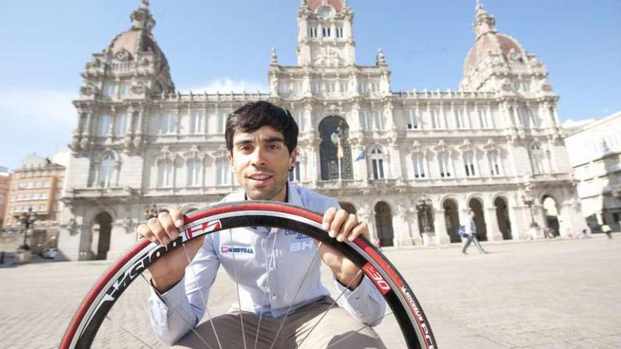 Pablo Torres posa en la plaza de María Pita.