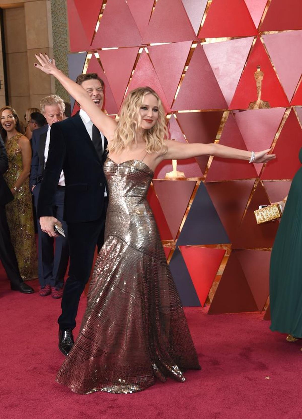 Jennifer Lawrence da la nota en la alfombra roja de los Premios Oscar 2018