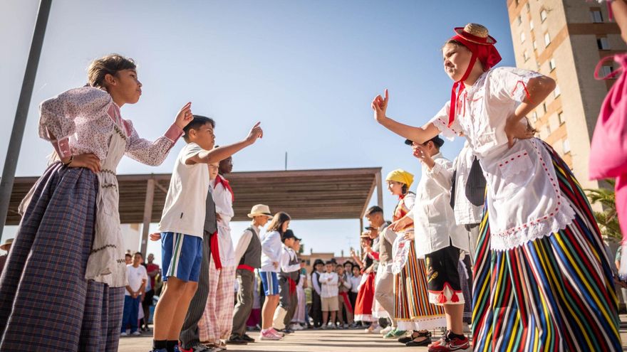 The Los Dragos Primary School Makes a Statement with a Festive Parade through Los Gladiolos Neighborhood