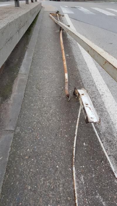 Les barres trencades de la barana estan al mig de la vorera i compliquen el pas dels vianants