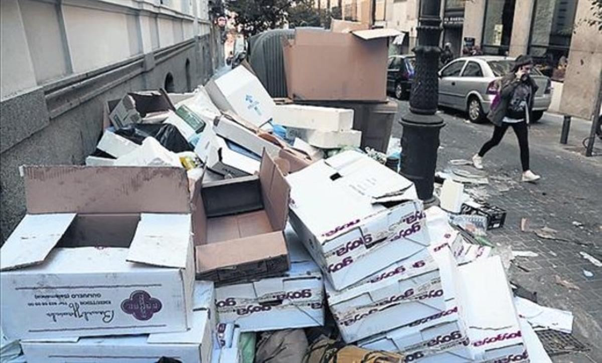  Acumulació de deixalles en diferents punts de Madrid, ahir.
