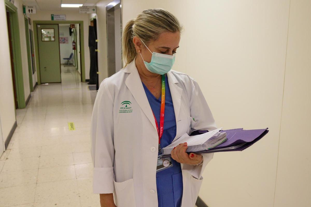 Una profesional con mascarilla este lunes 15 de diciembre en el Hospital Regional