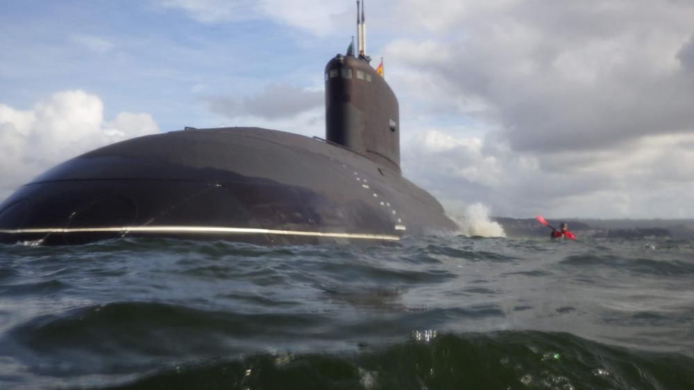 Un submarino de la Armada argelina solicitó fondear en la ría de Ares por el mal estado del mar. El colectivo de regatistas se acercó a saludar y tomarse fotografías con miembros de la tripulación.