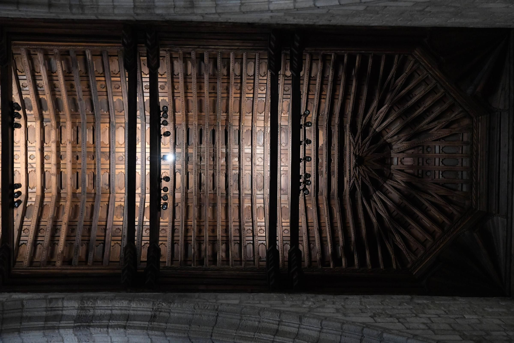 Interior de la iglesia de San Juan tras la instalación de nueva iluminación.