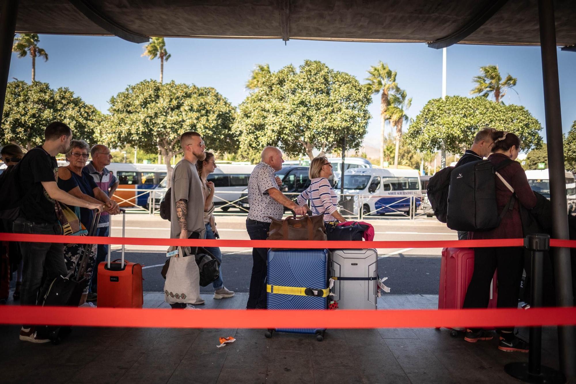 Colas de pasajeros en el Aeropuerto Tenerife Sur para el servicio de taxi