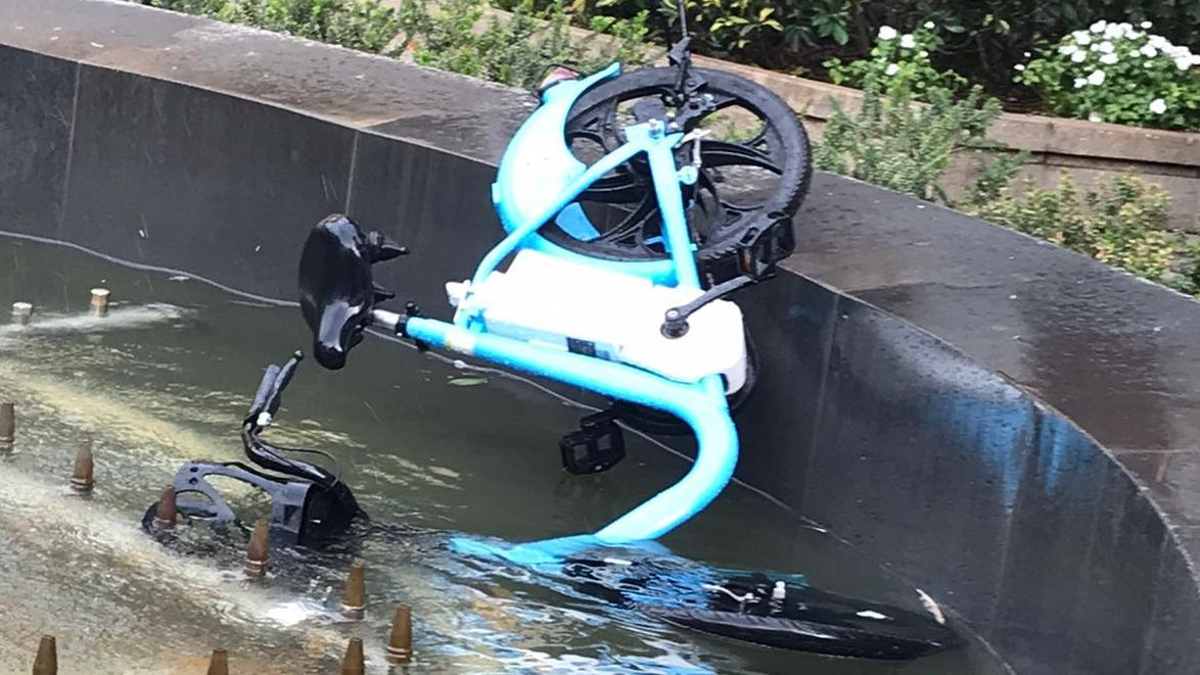 Una bicicleta eléctrica aparece sumergida en la Plaza de la Paz.