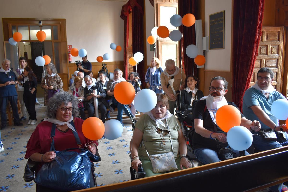 El salón de plenos se llenó hoy de globos para escuchar a los enfermos y sus familias