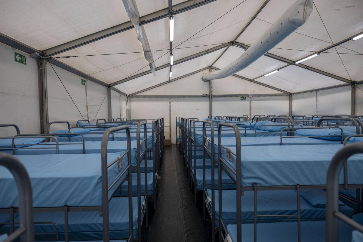 Así son los módulos de acogida temporal para migrantes instalados en el puerto de Palma.