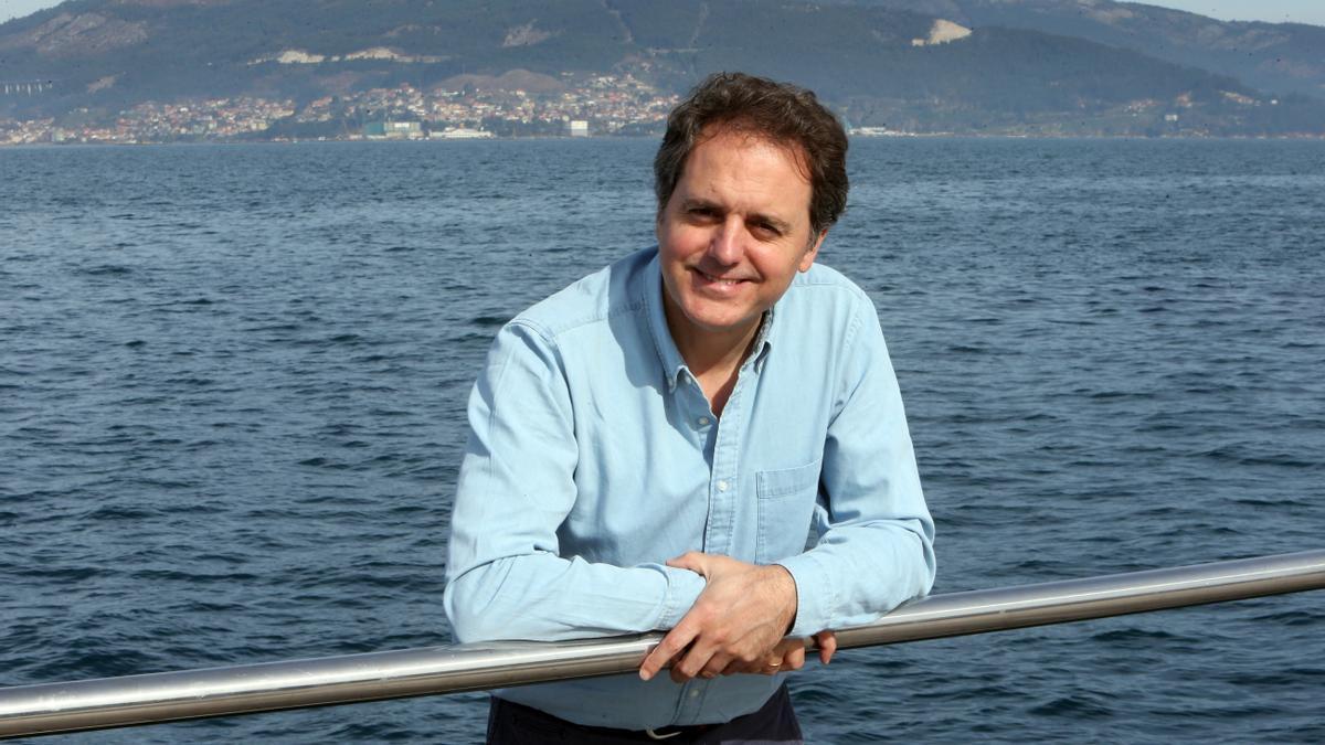 El recientemente fallecido escritor Domingo Villar, en el puerto de Vigo