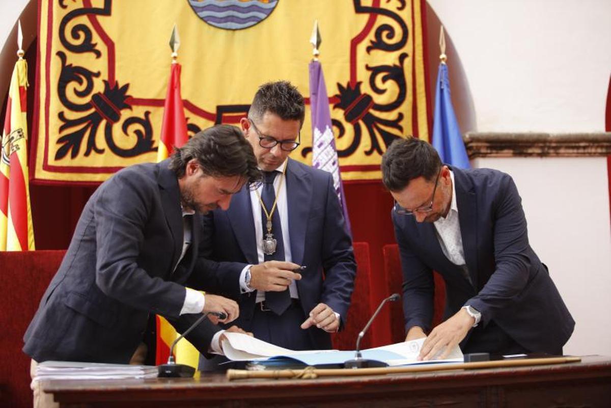 Triguero y Rafa Ruiz, firman el trapaso de poderes. | V.M.