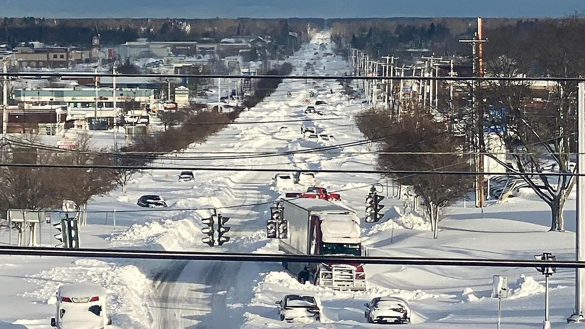 Camions i cotxes enterrats per la neu a l comtat d'Erie, a l'oest de Nova York