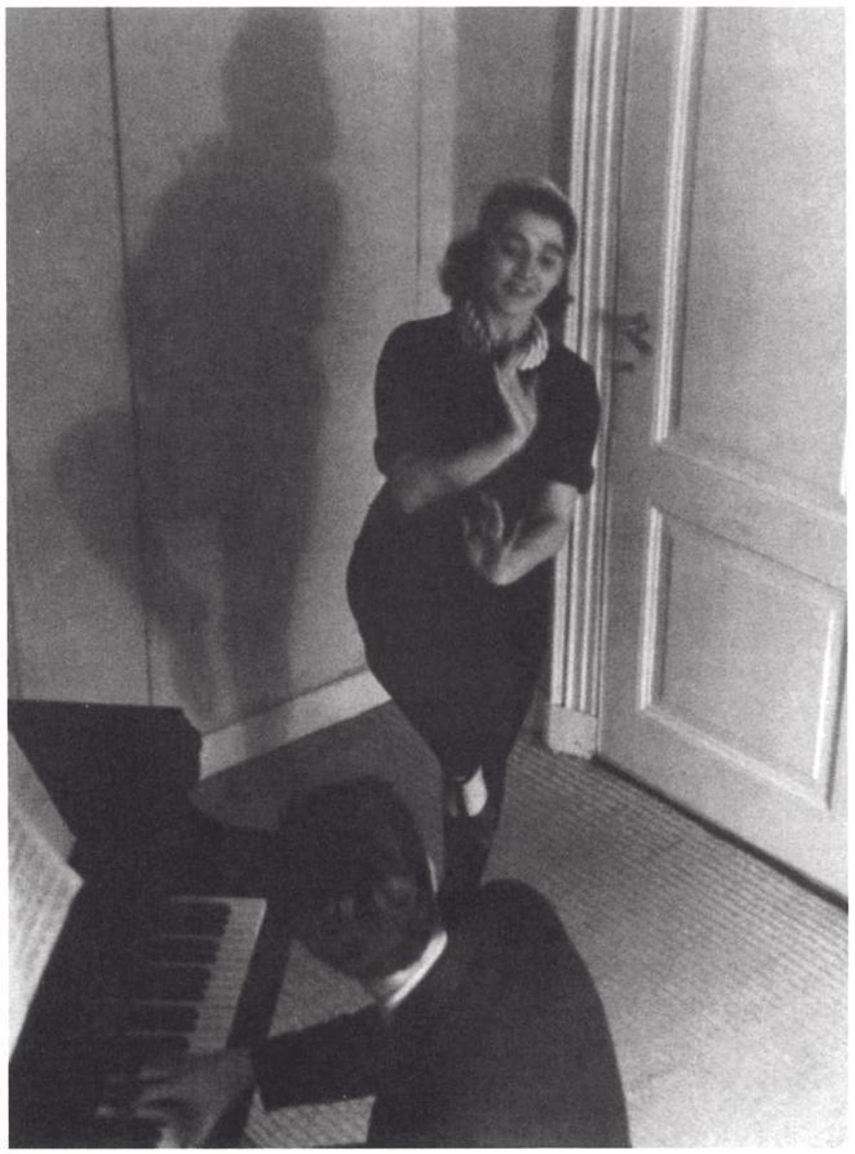 Lien, bailarina, con su esposo Eberhard, pianista, en el estudio de danza, 1939.