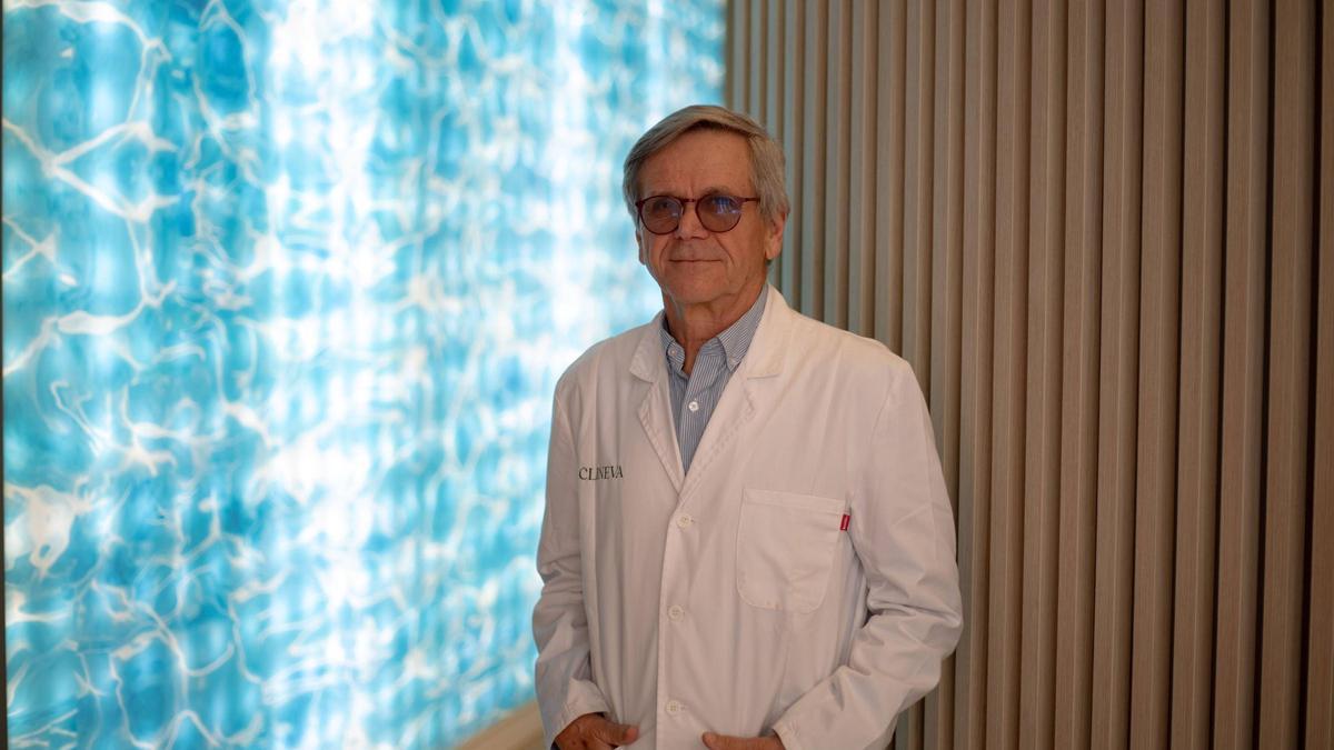 El pediatra Gonzalo Pin en su clínica especializada en el sueño.