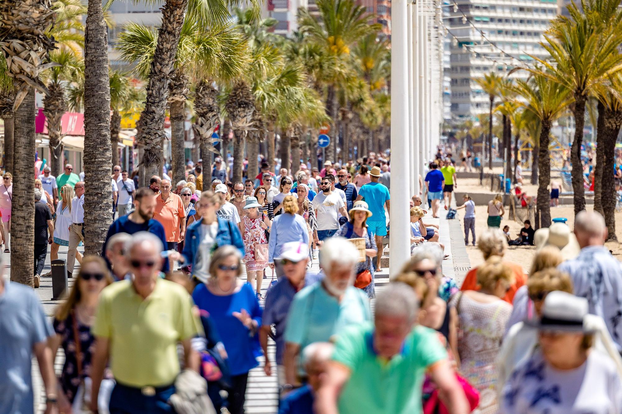 El puente de mayo y el buen tiempo consolida la ocupación turística en Benidorm.