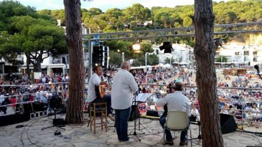 La platja de Tamariu acull la 22a edició de la cantada d&#039;havaneres