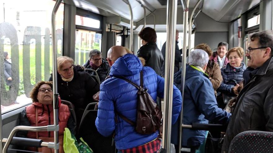 Desbarajuste en el primer día del bus de Arteixo