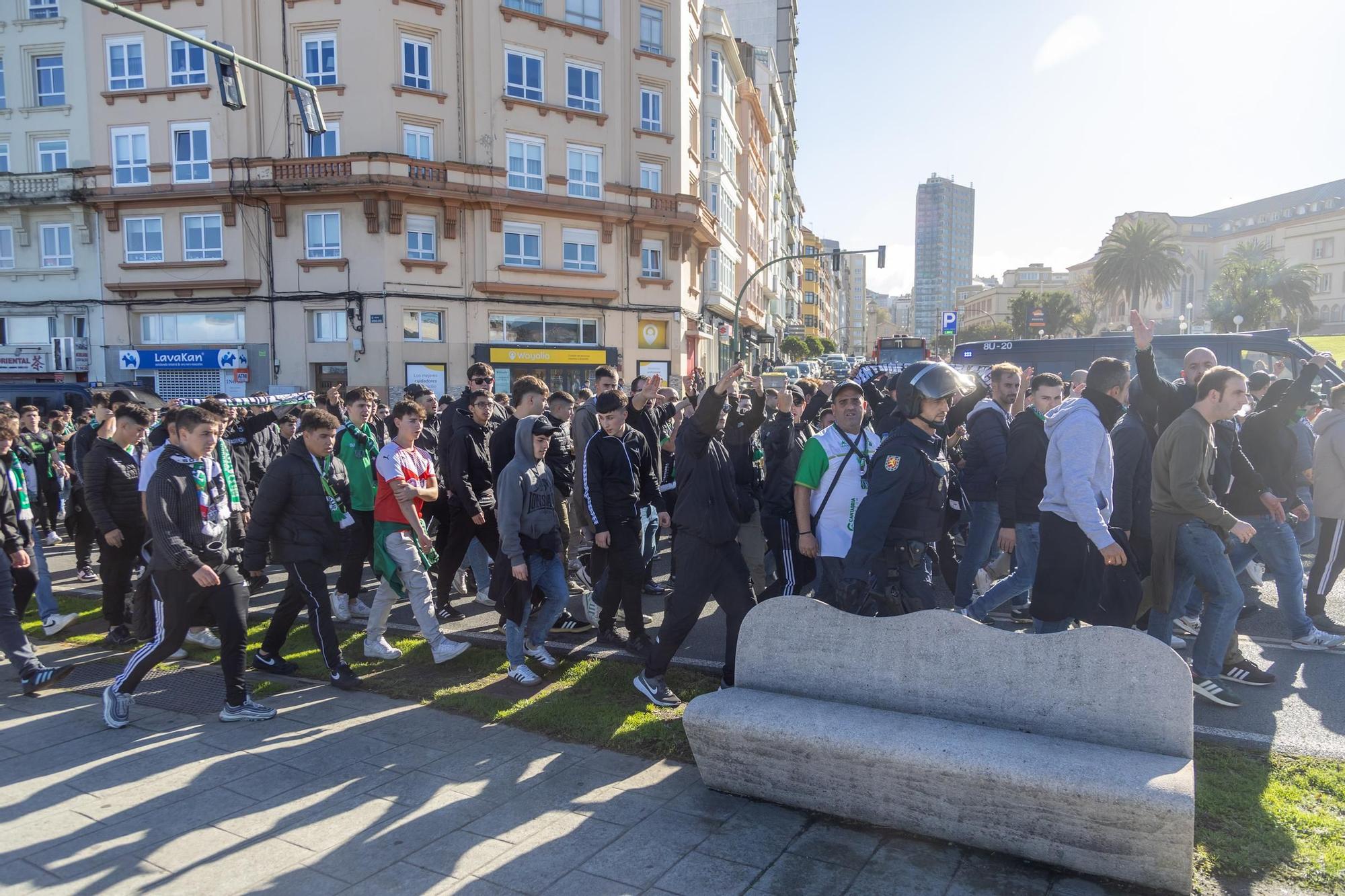 Llegada de los aficionados del Racing Santander a Riazor escoltados por la policía