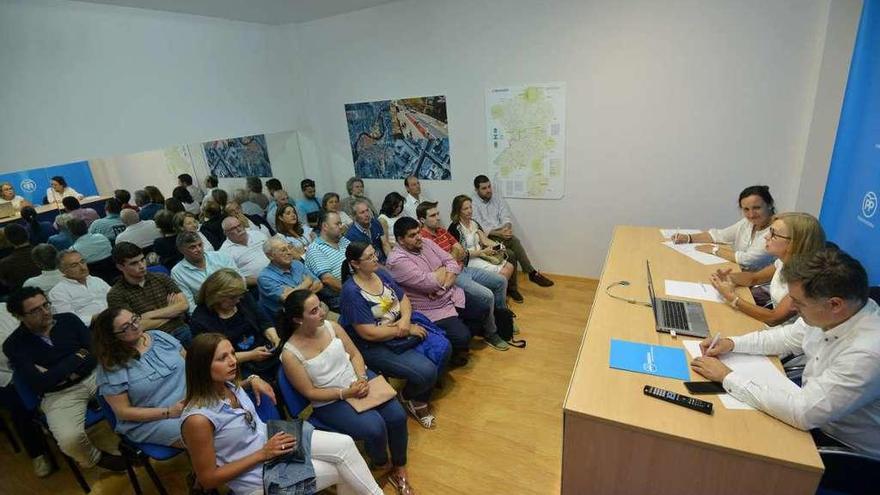 Reunión de ayer del PP local con la secretaria xeral de Urbanismo, Encarnación Rivas. // G. Santos