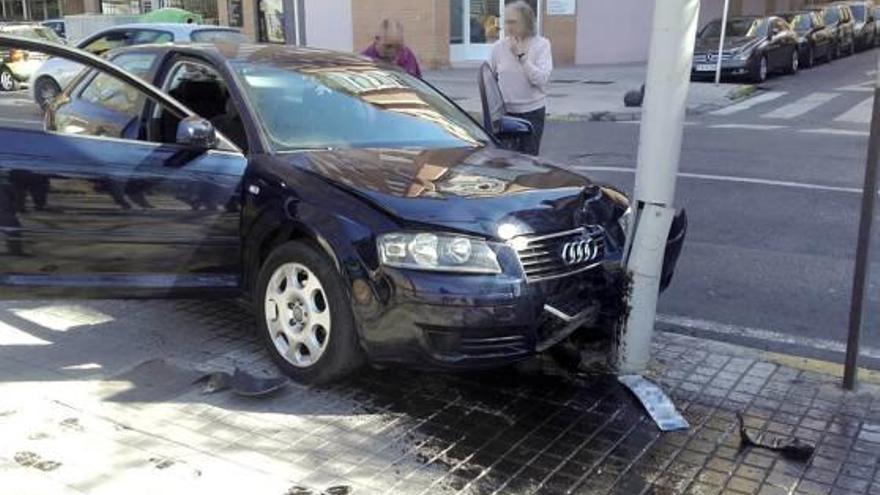 Pierde el control y choca contra una farola en Xàtiva