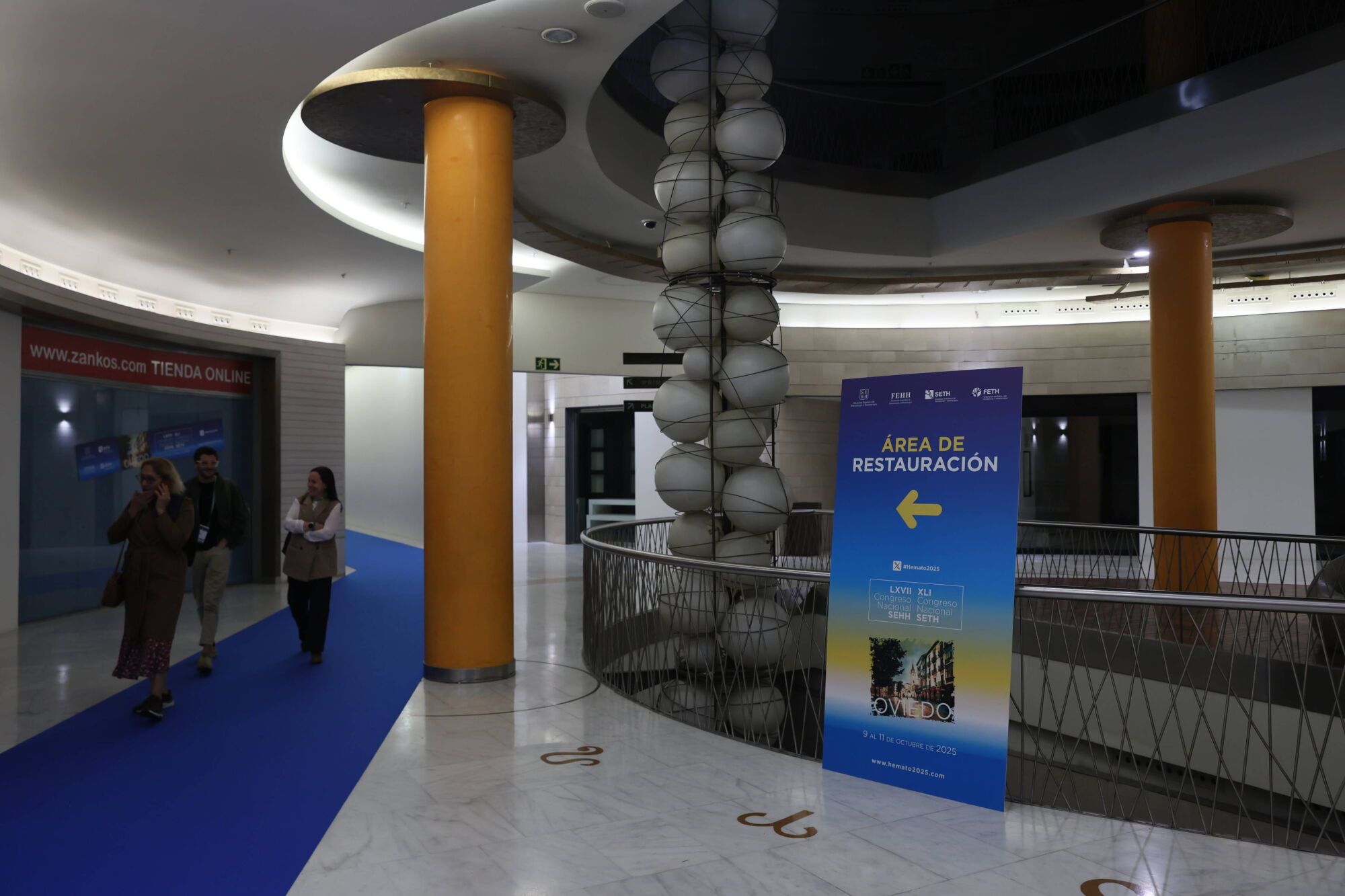 El centro comercial del Calatrava vuelve a abrir sus puertas (por unos días) para dar de comer a más de ochocientos congresistas en Oviedo