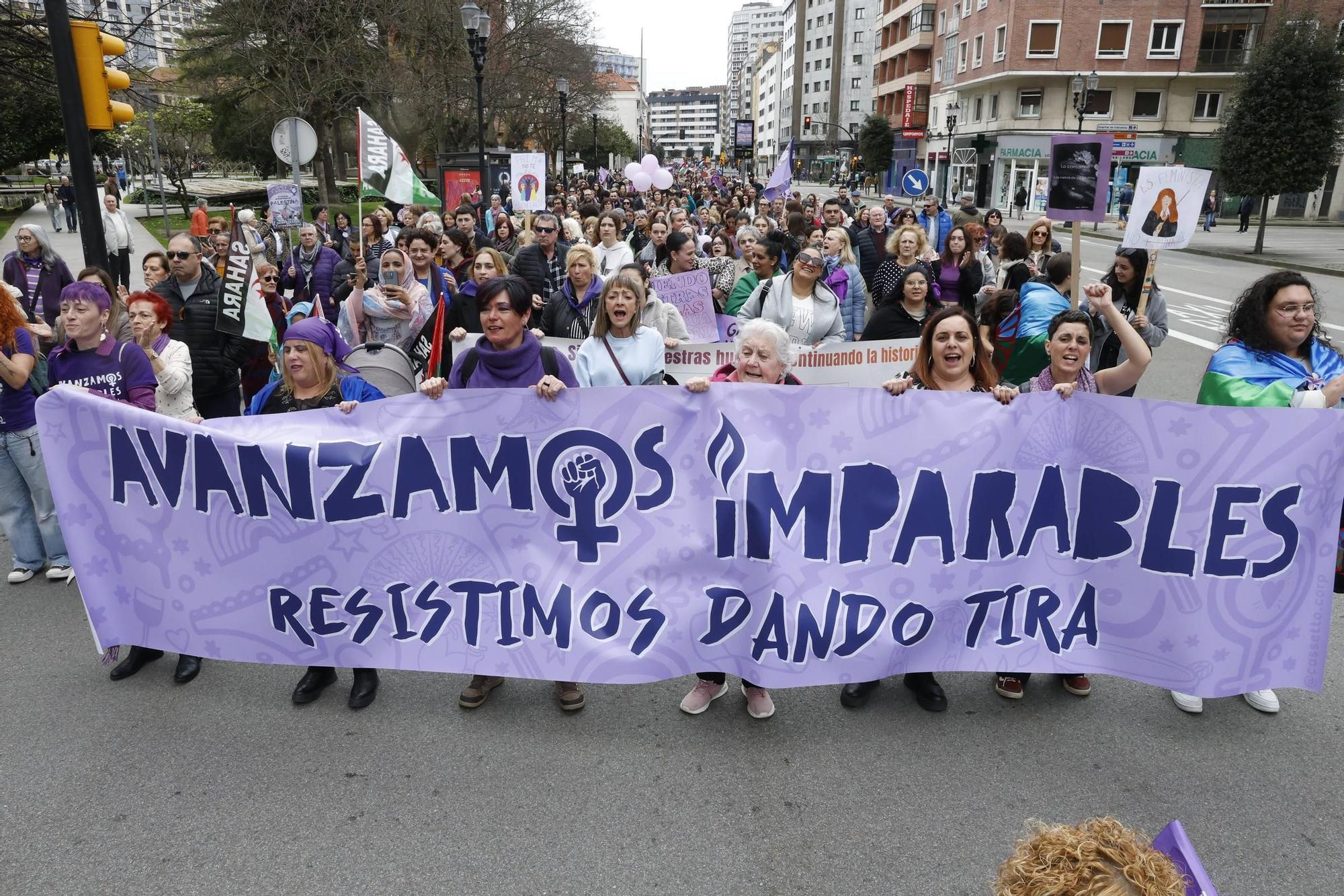 EN IMÁGENES: Carrozas, batucada y pancartas: así ha sido la multitudinaria manifestación del 8M en Asturias