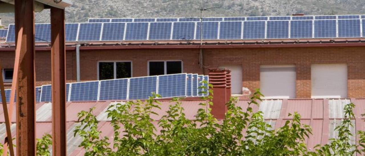 Placas solares en el tejado de un colegio público de Ontinyent.  | PERALES IBORRA