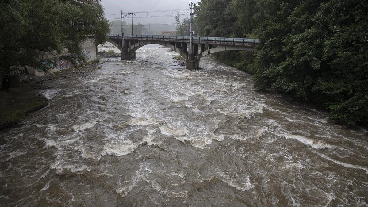 El río Freser, a su paso el 29 de agosto del 2020 por Ripoll, donde ha aumentado considerablemente su caudal por la tormenta del 28 de agosto