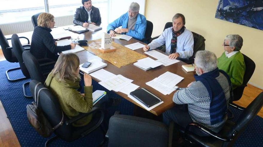 Primera reunión de la mesa negociación entre la UTE Gestión Cangas y el gobierno de Cangas. // Gonzalo Núñez