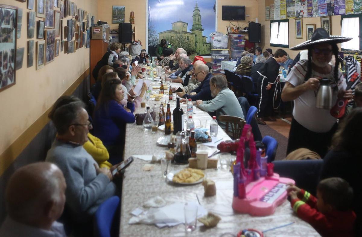 Comida multitudinaria del Entroido de Abades. | BERNABÉ/AMANDA CASTRO