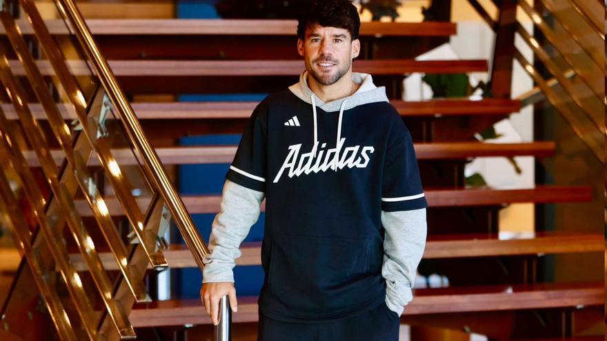 El futbolista valenciano Juan Bernat posa para la entrevista en un hotel de València. / M. A. Montesinos