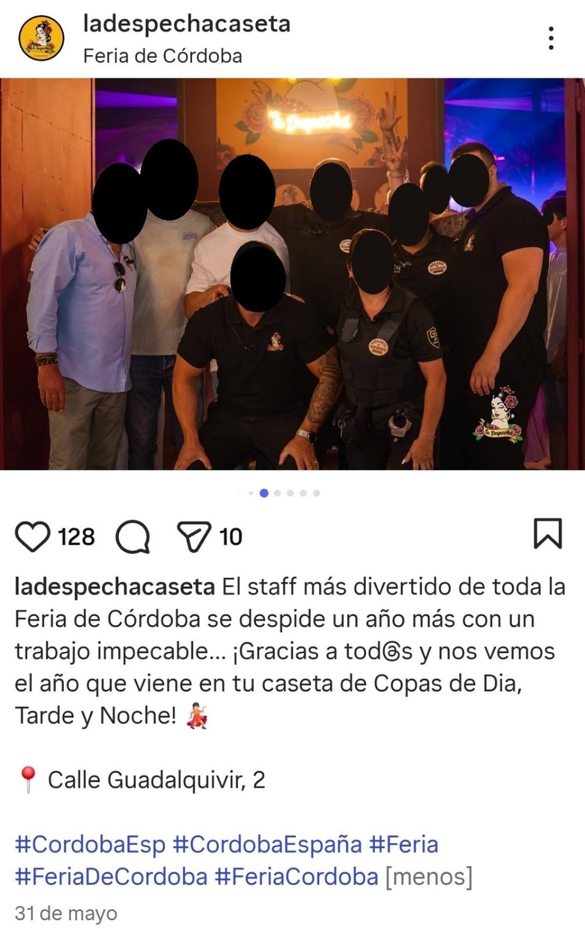 Foto de familia de los trabajadores de la caseta, entre los que se encuentran los policías, catalogados como "staff".