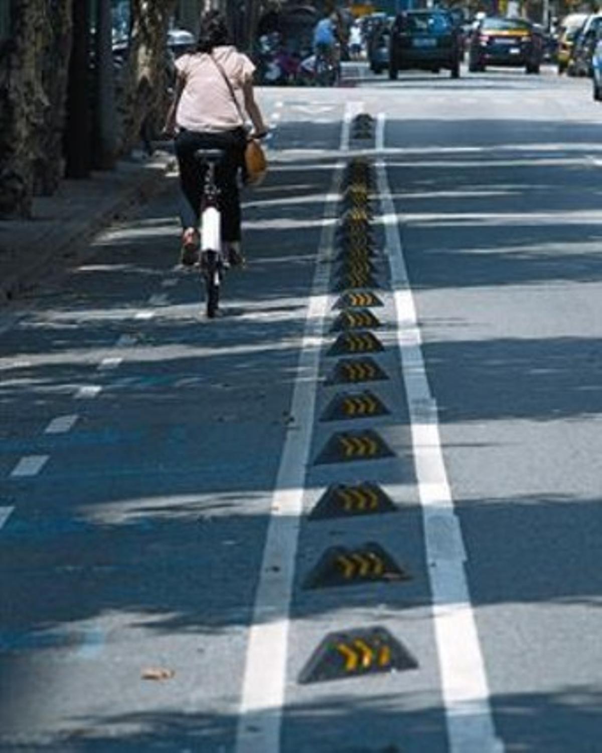 Bici segura 8 El pacto estima instalar 6.700 separadores de goma.