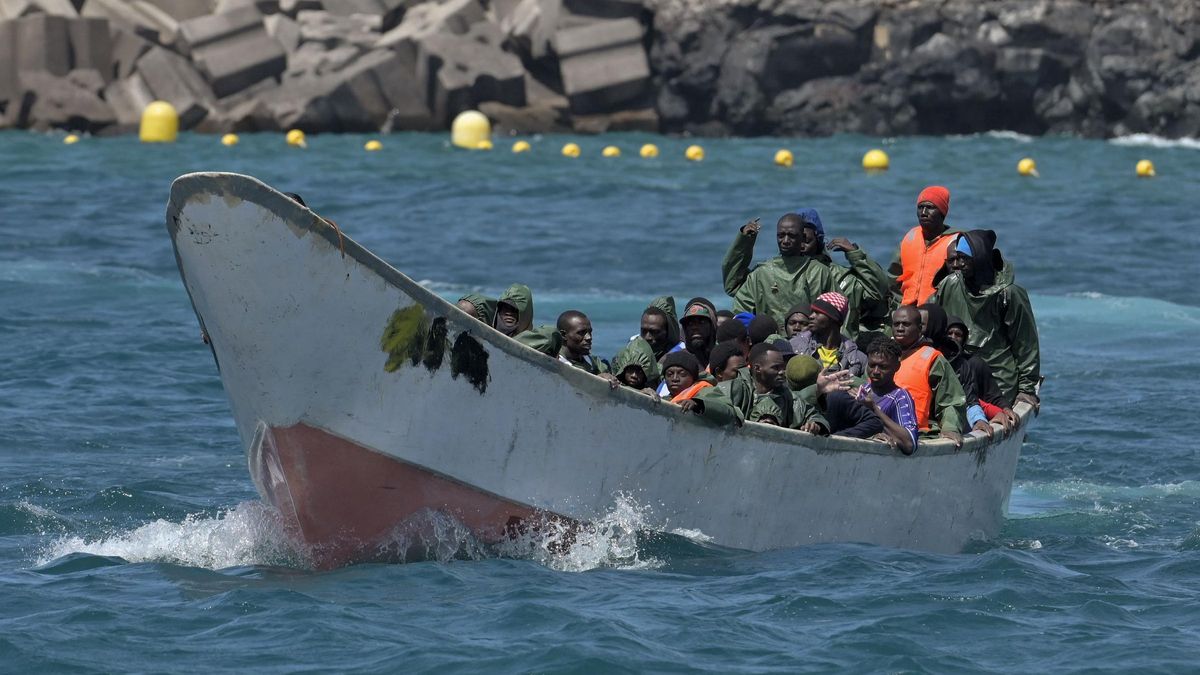 Rescatan a 61 migrantes de un cayuco que se aproximaba a La Restinga (El Hierro)