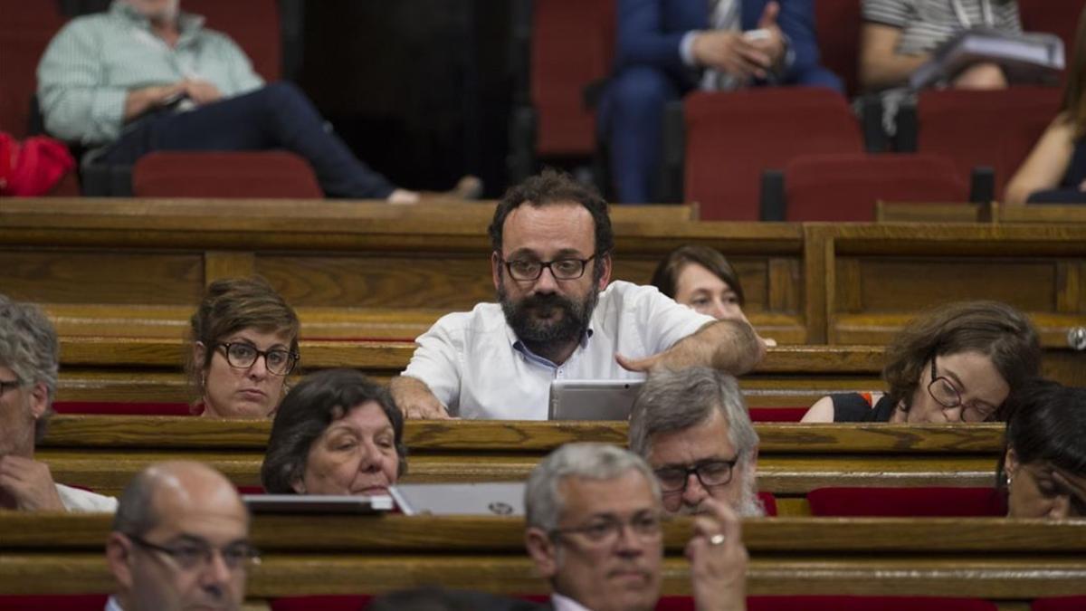 Benet Salellas, junto a otros diputados de la CUP, en del debate de presupuestos del Parlament, el pasado 8 de junio.