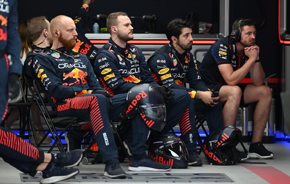 Monaco (Monaco), 28/05/2023.- The engineers team of Dutch Formula One driver Max Verstappen from Red Bull Racing wait at the pit stop during the Formula One Grand Prix of Monaco at the Circuit de Monaco in Monte Carlo, Monaco, 28 May 2023. (Fórmula Uno) EFE/EPA/CHRISTIAN BRUNA / POOL
