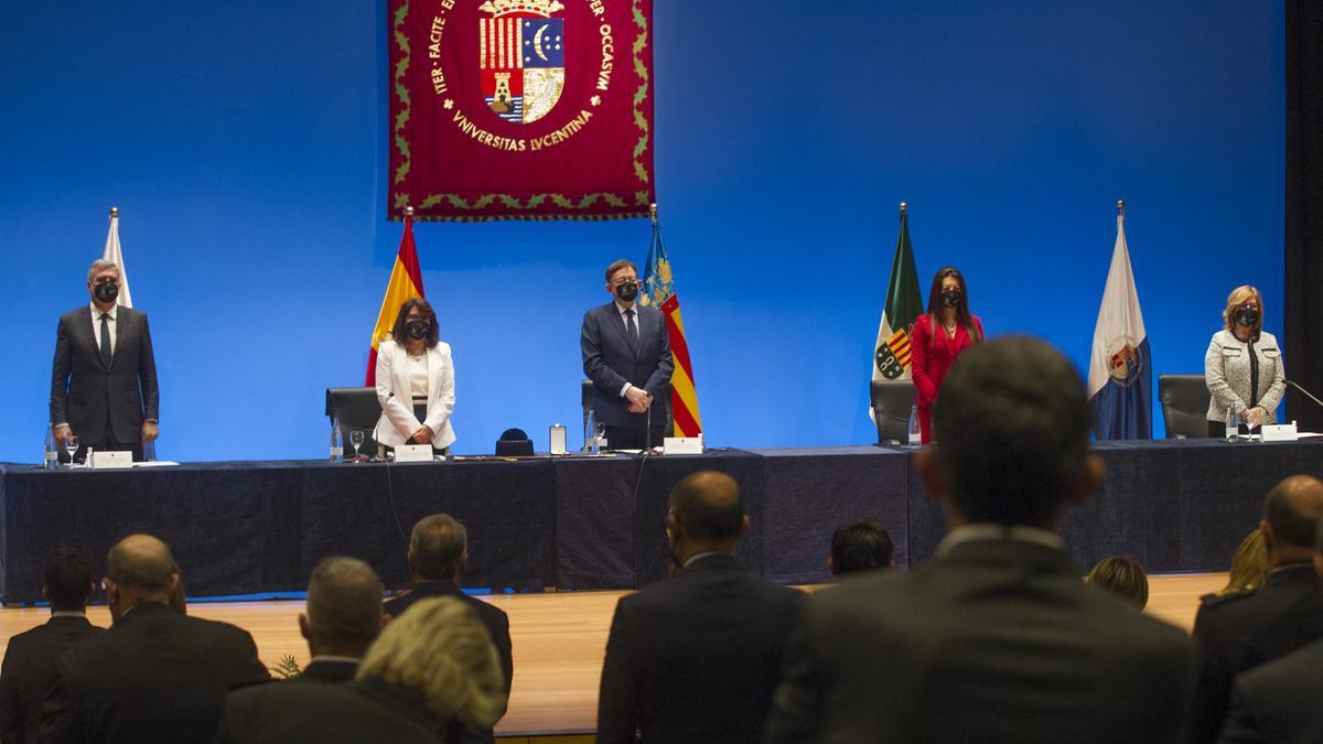 Amparo Navarro toma posesión como rectora de la UA