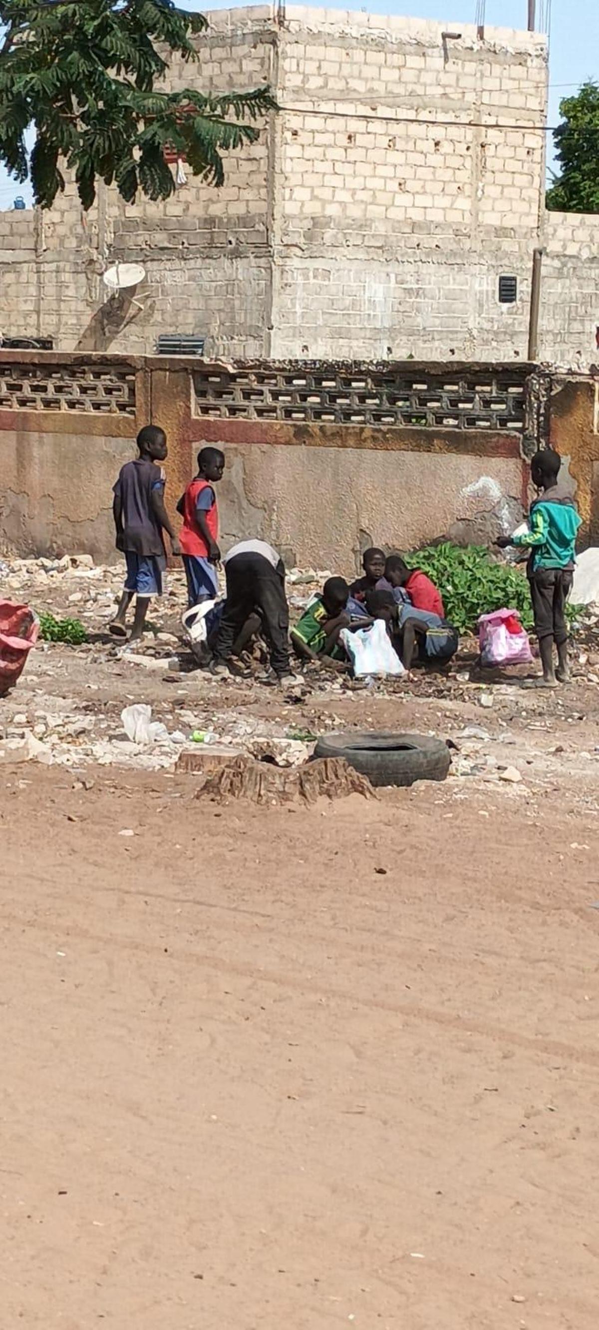 Un grupo de "niños de la lata" en una calle de Dakar, en Senegal.